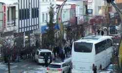 Kars'ta kontrolden çıkan araç ağaca çarparak durabildi