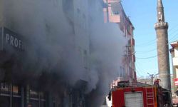 Kars'ta korkutan yangın: Mobilya deposu alevlere teslim oldu