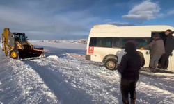 Kars'ta yolda mahsur kalan öğrencilerin imdadına ekipler yetişti