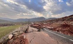 Kasrik'te heyelan alarmı: Köy yolu çöktü, ulaşım durdu