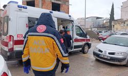 Kavgada bacağından bıçaklanarak yaralandı