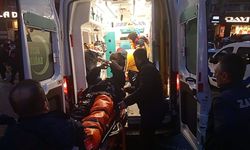 Kazada fırlayan motokurye otomobilin üzerine düştü