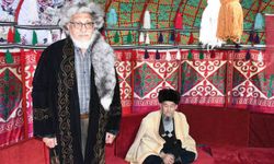 Kırgız aksakallıları otağ çadırında geçmişi yâd ediyor