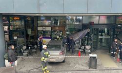 Kontrolden çıkan otomobil AVM'deki kafeye girdi: 1 yaralı