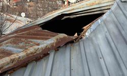 Konya'da dağdan kopan kaya parçası evin damına düştü