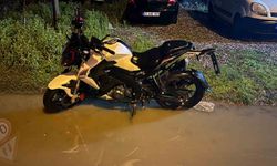 Köpeğe çarpmamak için manevra yapan motosikletin sürücüsü savrularak yaralandı