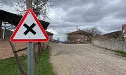 Köy yollarında tabela çalışmaları sürüyor