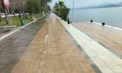 Köyceğiz Gölü taştı, kordon sular altında kaldı