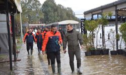 Köyceğiz Kaymakamı Kumcu, çizmesini giydi, kordonda incelemelerde bulundu