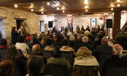 Kuşadası Sevgililer Günü'nü İbramaki Sanat Galerisi'nde müzikle karşıladı