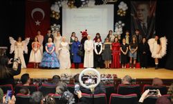 Lise öğrencileri atık malzemelerden hazırladıkları kıyafetlerle podyuma çıktı