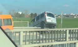 Lüleburgaz'da hafif ticari araç bariyerlerin üzerine çıktı