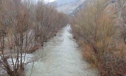 Malatya'da sağanak ve kar yağışı dereleri taşırdı