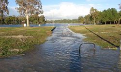 Manavgat'ta dev dalgalar Titreyengöl'ü denizle birleştirdi