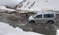 Menfez olmayan yolda sel: Araçlar mahsur kaldı