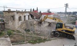Mersin'de metruk bina kontrollü şekilde yıkıldı