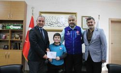 Minik Alparslan kumbarasını Kur'an Kursu için açtı