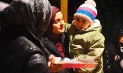 Minik Hümeyra'ya umut olmak için evinin önünde sürpriz yaptılar