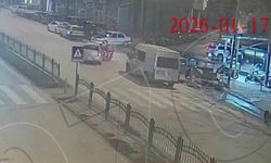 Motokuryenin otomobile çarparak savrulduğu kaza kamerada