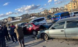 Muş'ta zincirleme kaza: 4 araç birbirine girdi