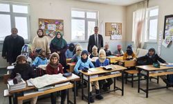 Niğdeli kadınlar Ahlatlı köy çocuklarının içini ısıttı