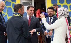 Öğrenciler kaymakamı Fenerbahçe bayraklarıyla karşıladı
