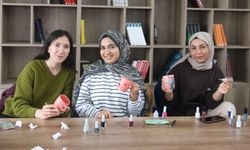 Öğrenciler kupa boyama etkinliğinde bir araya geldi