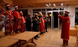 Öğrenciler marşla girdi, mehterle karşılandı