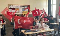 Öğrencilerin okul heyecanı ay yıldızlı Türk bayrağıyla taçlandı