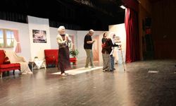 Öğretmenlerin sahnelediği 'İdeal Aile Reçetesi-2' oyunu ilgi gördü