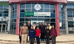 Ortaokul öğrencileri gençlik merkezinde