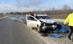 Otomobil refüj başı yön tabelasına çarptı