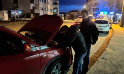 Otomobilin motoruna sıkışan kedi için seferber oldular