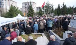 Ozan Arif, 7. ölüm yıl dönümünde mezarı başında anıldı