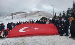Özel eğitim öğrencileri Akdağ zirvesinde Türk bayrağı açtı