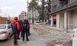 Paralarını alamadıklarını iddia eden 2 işçi binanın çatısına çıktı