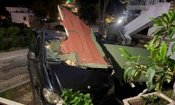 Park halindeki araçların üzerine yıkıldı