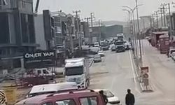 Polis kovalamacasında film gibi anlar: Şüpheli araç kamyon şoförünün hamlesiyle durduruldu