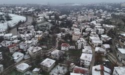 Safranbolu'da kar yağışı tarihi yapıların çatılarını beyaza bürüdü