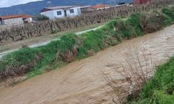 Sağanak yağış Sarıgöl'de kuruyan dereleri canlandırdı