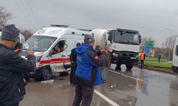 Sakarya'da ambulans ile işçi servisi çarpıştı: 11 yaralı