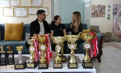 Salsa'nın minik yıldızı: 10 yaşa kupa ve madalyalar doldurdu