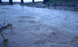 Sel suları Aksu'daki yarım asırlık tarihi köprüye zarar verdi