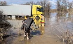 Sel sularının ortasında 3 günlük esaret: Sürücüyü itfaiye kurtardı