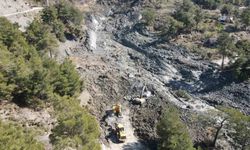 Seydikemer'de heyelan sonrası ekipler çalışmalarını sürdürüyor