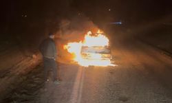 Seyir halindeki otomobil yanarak kullanılamaz hale geldi