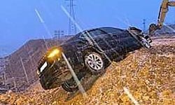 Siirt'te otomobil yol kenarına savruldu, sürücü yaralandı