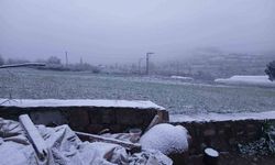 Sındırgı'nın yüksek kesimlerinde kar, merkezde yağmur etkili oldu