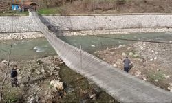 Sinop'ta fırtına asma köprüyü devirdi: 2 yaralı