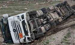 Şırnak'ta atık su tankeri devrildi, sürücü yaralandı